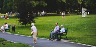 Czy warto szukać ofert pracy w roli opiekuna za pomocą ogłoszeń w gazetach?