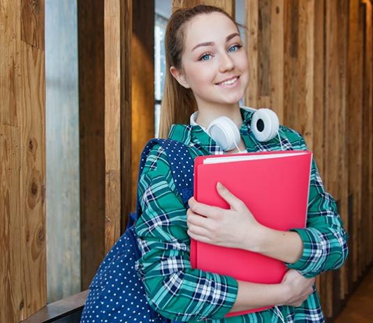 Makijaż studniówkowy 2019 może być łatwy w wykonaniu i trwały. Wypróbuj nasze makijażowe tricki!