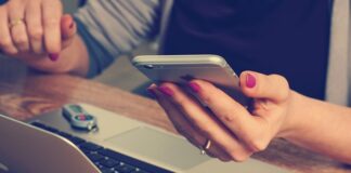 Jak można naładować telefon bez ładowarki?