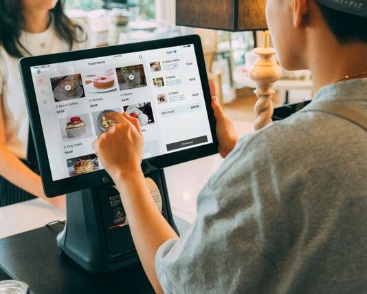 Cyfrowe menu QR dla restauracji: więcej niż zamiennik papierowej karty dań